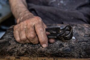 beisszange in hand gehalten