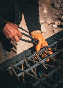 beisszange in hand gehalten armierungseisen am bearbeiten
