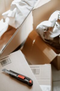 cuttermesser auf kartonschachtel
