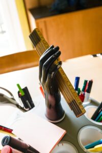 doppelmeter in modellhand auf einem tisch