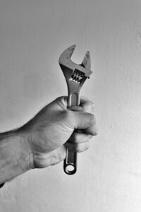 rollgabelschlüssel offen in hand gehalten