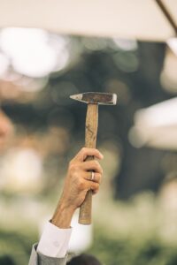 schlosserhammer in hand gehalten