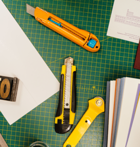 zwei cuttermesser auf arbeitsunterlage